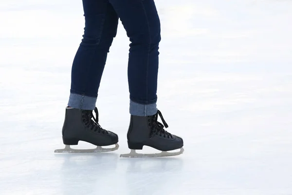 Piedi pattinaggio persona alla pista di pattinaggio — Foto Stock