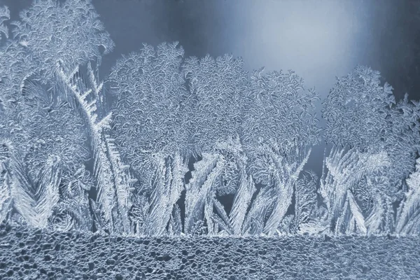 Gelo insolito su una finestra invernale — Foto Stock