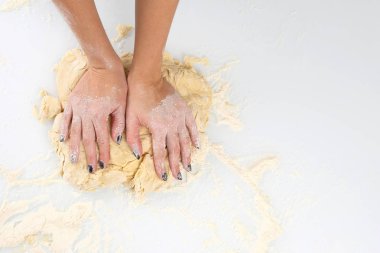 kadınların elleri üzerinde hafif bir adam hamur yoğurmak