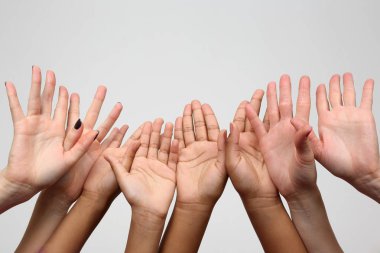 eller üst üste çok çocuk kaldırdı