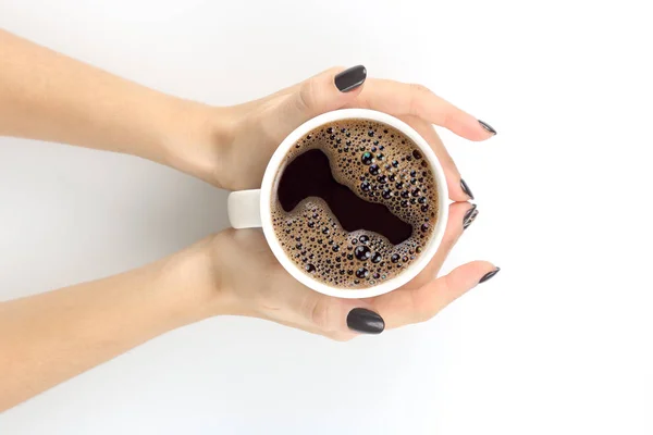 Mão feminina com uma xícara de café preto no tampo da mesa branca — Fotografia de Stock