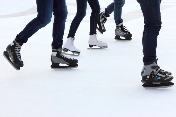 Korcsolyázás a jégpálya emberek láb — Stock Fotó