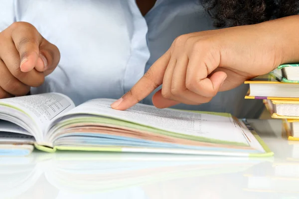 Händer Skolflicka som behandlar boken — Stockfoto