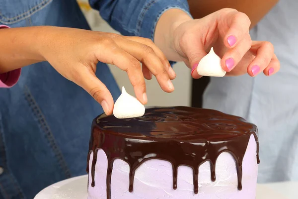 Decoración pastel decoración con icina de chocolate —  Fotos de Stock