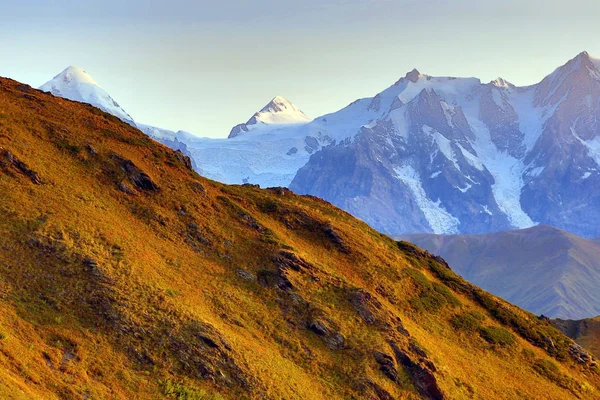 A cordilheira do Cáucaso na Geórgia. Paisagem montesa — Fotografia de Stock