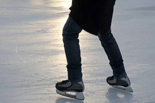 Pie de patinaje sobre hielo persona en la pista de hielo — Foto de Stock
