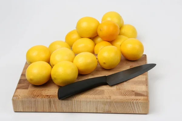 柠檬和刀子在黑板上 — 图库照片