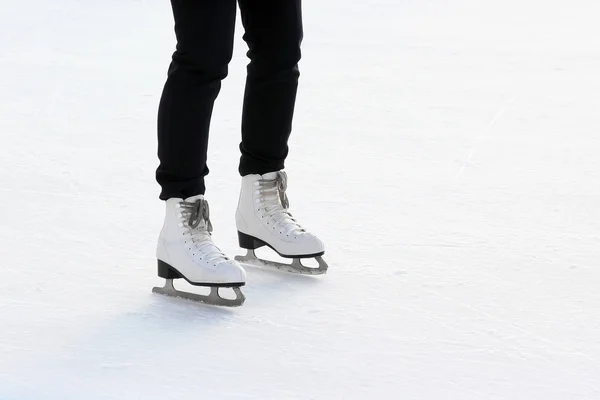 Pattinaggio su ghiaccio di piedi persone sulla pista di ghiaccio — Foto Stock