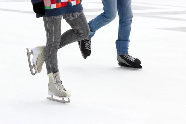 Patinage sur glace sur la patinoire — Photo