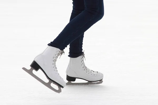 Voet meisjes op de ice rink schaatsen — Stockfoto