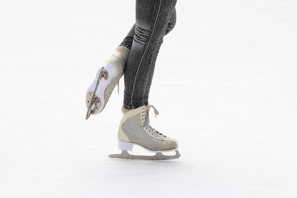 足のアイス スケート リンクでアイス スケートの女の子 — ストック写真