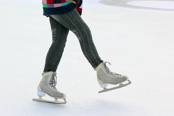 Pie de patinaje sobre hielo niñas en la pista de hielo —  Fotos de Stock