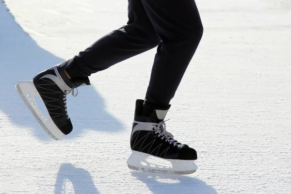 Πόδι άνθρωπος πάγος-πατινάζ στο παγοδρόμιο — Φωτογραφία Αρχείου