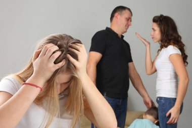 veliler Çocuklara saldırmak. aile içinde çatışma