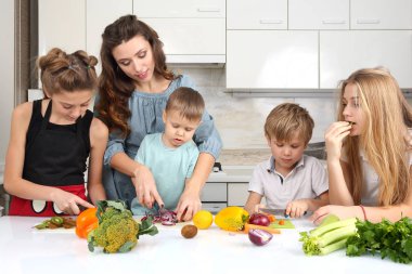 çocuklu aile gezmek için sebze kesme