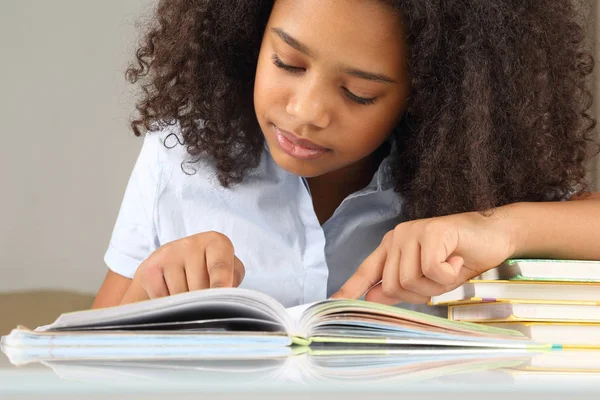 Estudante Pele Escura Lendo Livro — Fotografia de Stock