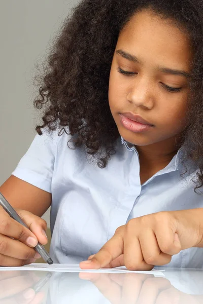 Menina Pele Escura Desenha Lápis Papel — Fotografia de Stock