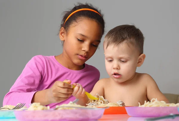 Bambini Piccoli Che Mangiano Spaghetti — Foto Stock