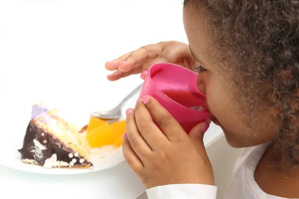 Bambina Beve Una Tazza Plastica — Foto Stock