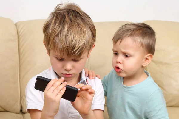 Zwei Kleine Jungen Schauen Auf Das Smartphone — Stockfoto