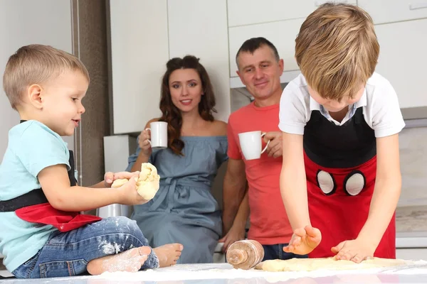 Young Parents Watching Young Sons Using Knead Dough Kitchen Table — Stock Photo, Image