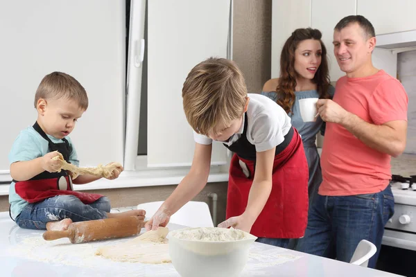 Padres Ven Sus Hijos Pequeños Que Amasan Masa Mesa Cocina —  Fotos de Stock