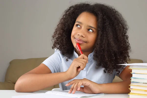 Svart Skolflicka Funderar Skolan Läxor Gör Homewor — Stockfoto