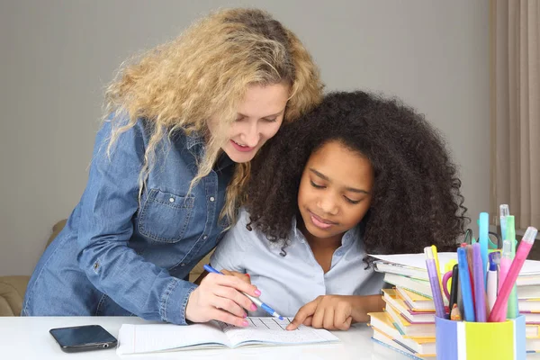 Mom Helps Her Daughter School Lesson — Stock Photo, Image