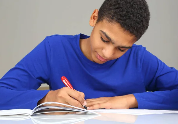 Adolescente Blusa Azul Escreve Uma Lição Caderno — Fotografia de Stock