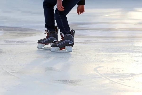 Las piernas de un hombre patinando en la pista de hielo — Foto de Stock
