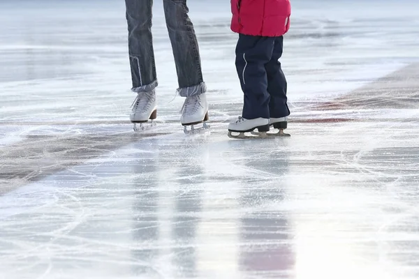 Little girl with mother skate on the rink — Stock Photo, Image