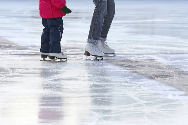 Little girl with mother skate on the rink — Stock Photo, Image