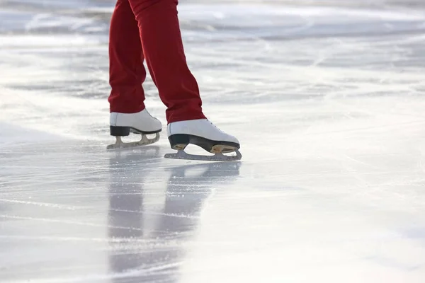 Le gambe di un uomo che pattina sulla pista di ghiaccio — Foto Stock