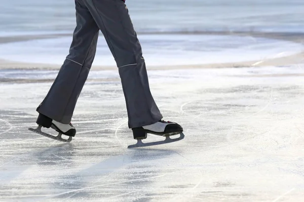 Le gambe di un uomo che pattina sulla pista di ghiaccio — Foto Stock