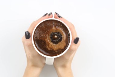 el ile beyaz masa üstü üzerinde siyah kahve