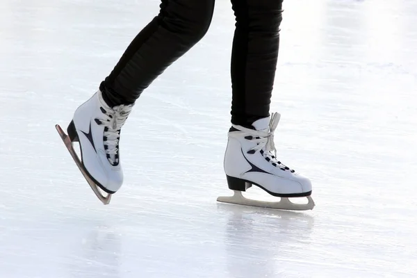 Pessoas que patinam no gelo no rinque de gelo — Fotografia de Stock