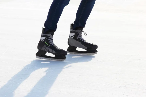 Buz pistinde paten bir adamın bacaklar — Stok fotoğraf