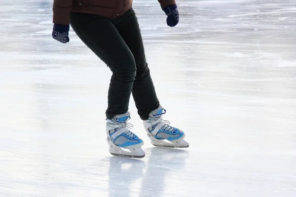 Patinaje sobre hielo a pie en la pista de hielo — Foto de Stock