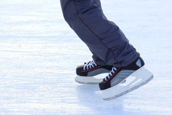 Le gambe di un uomo che pattina sulla pista di ghiaccio — Foto Stock