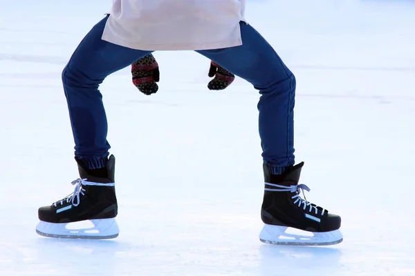 Pés nos patins de uma pessoa rolando na pista de gelo — Fotografia de Stock