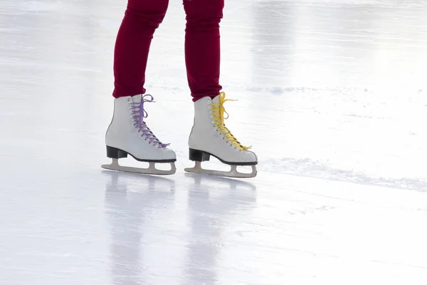 Pés de patinação no gelo meninas na pista de gelo — Fotografia de Stock