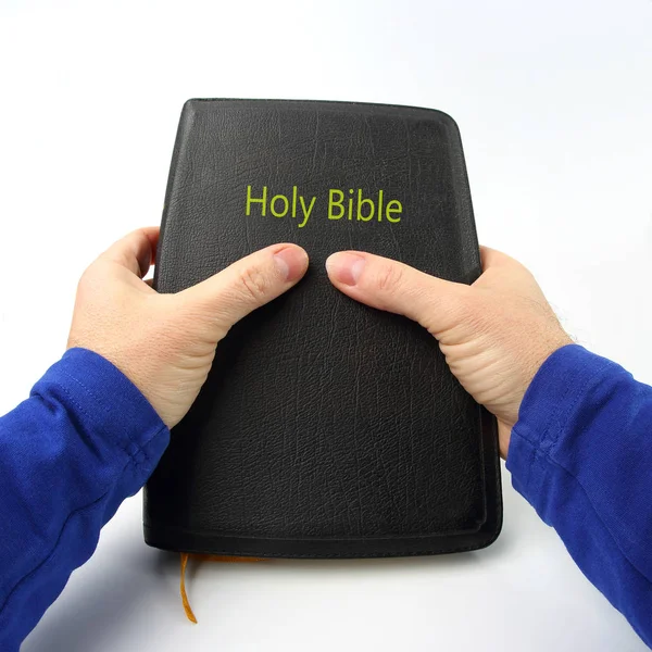Libro de la Biblia en las manos sobre fondo blanco — Foto de Stock