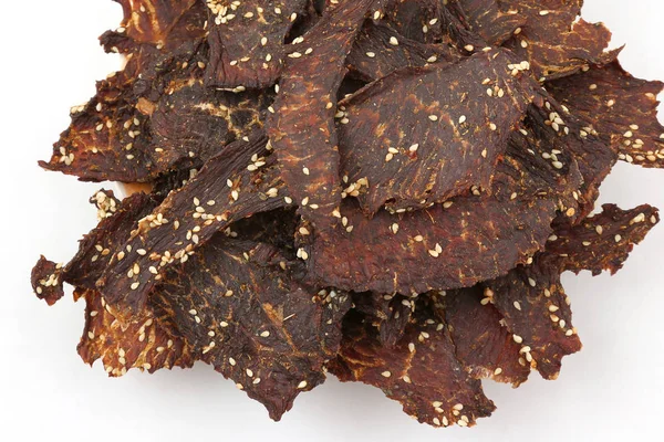 Rebanadas de carne seca en especias con semillas de sésamo — Foto de Stock