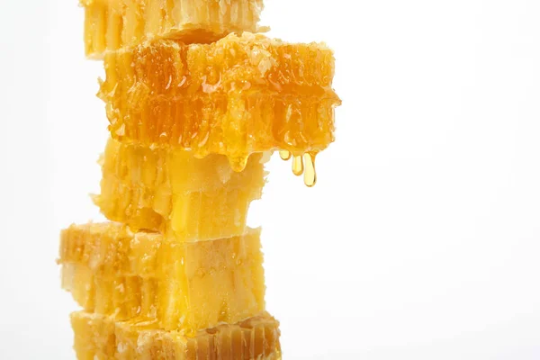 밝은 배경에 honeycombs에서 흐르는 꿀 — 스톡 사진