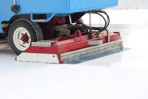 Special machine ice harvester cleans the ice rink — Stock Photo, Image