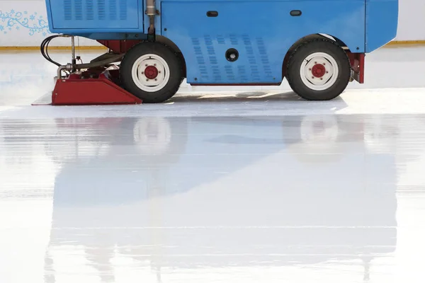 Special machine ice harvester cleans the ice rink — Stock Photo, Image