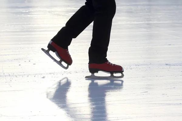 Le gambe di un uomo che pattina sulla pista di ghiaccio — Foto Stock