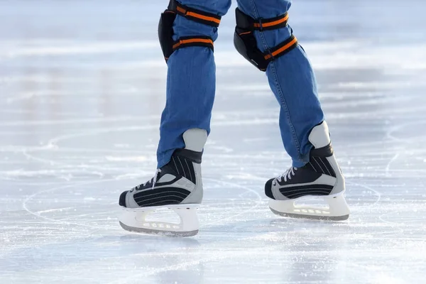 Stopy na łyżwach osoby toczącej się na lodowisku — Zdjęcie stockowe