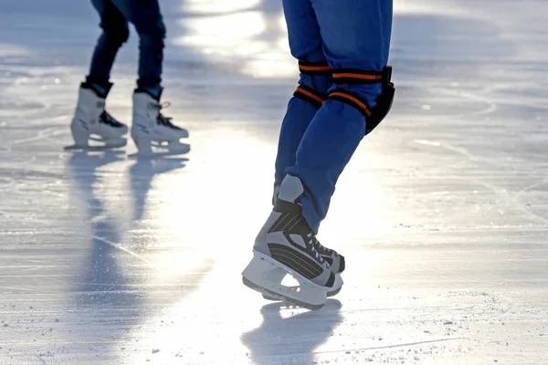 Pattinatore di ghiaccio sulla pista di pattinaggio — Foto Stock