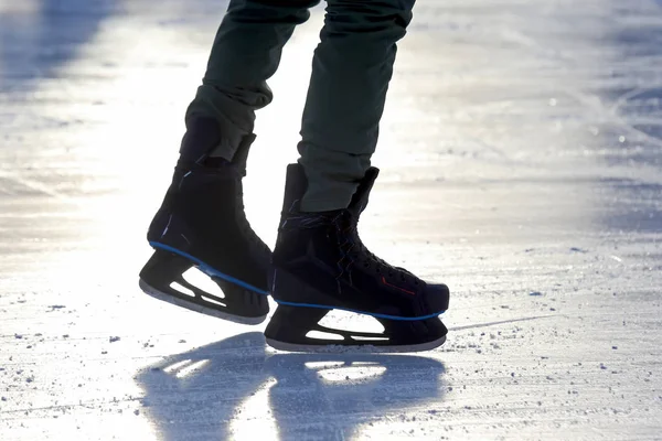 Patinage sur glace sur la patinoire — Photo